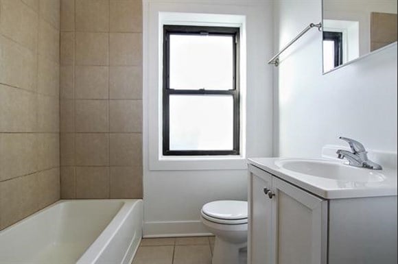 7057 S Princeton Ave Apartments Chicago Bathroom